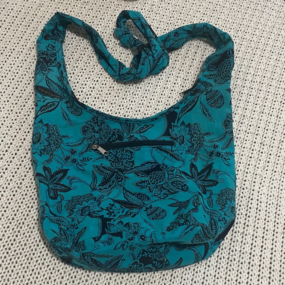 Adorable sling summer purse 🌺 🦋 This just screams spring/summer with the colors